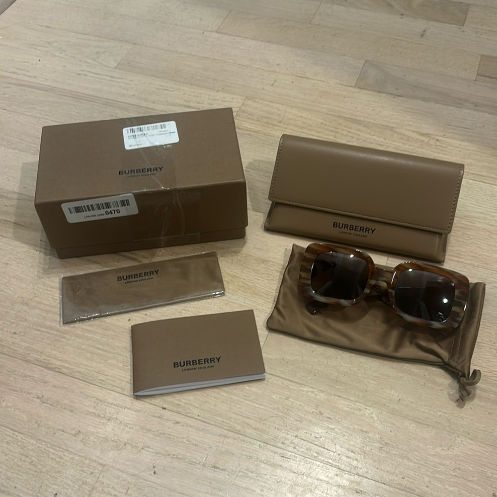 NIB Burberry BE4327 Delilah Sunglasses in Brown - Picture 1 of 9